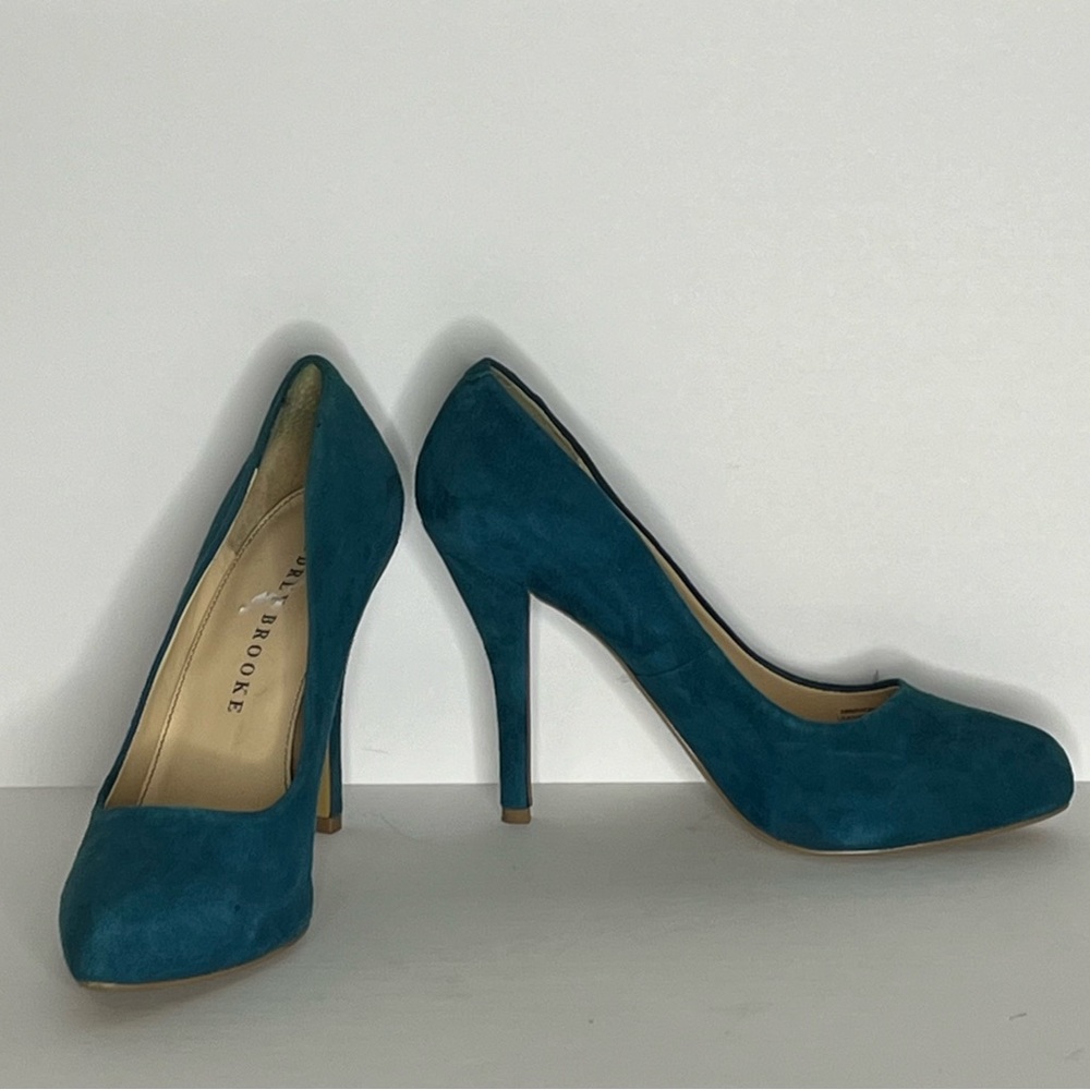 Audrey Brooke
Size 9
Blue Suede like
4.5 inch heel